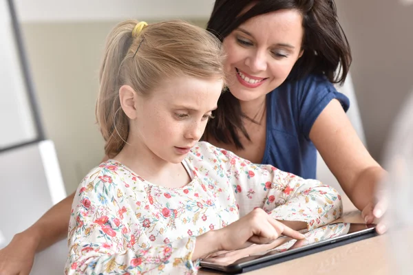 Moeder met dochter met behulp van Tablet PC — Stockfoto