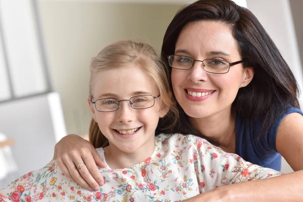 Moeder en dochter met bril op — Stockfoto