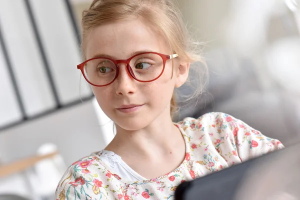 Adolescente con anteojos usando tableta — Foto de Stock