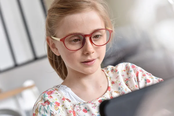 Adolescente con anteojos usando tableta — Foto de Stock