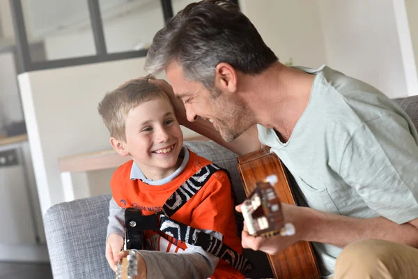 Papa met zoon spelen gitaar — Stockfoto