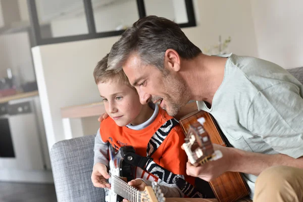 Papai com filho tocando guitarras — Fotografia de Stock