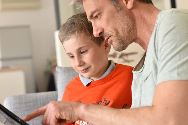 Pai e filho brincando com tablet — Fotografia de Stock