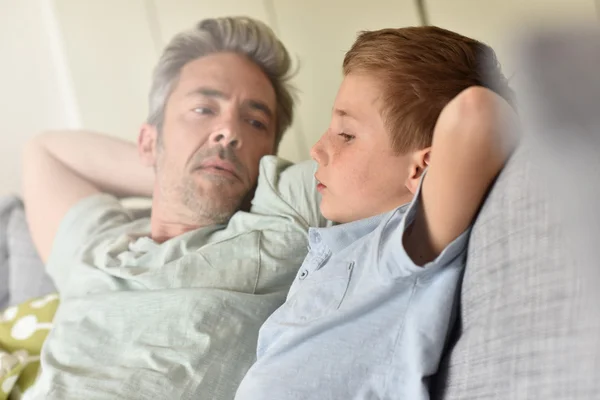 Papa mit Sohn entspannt — Stockfoto