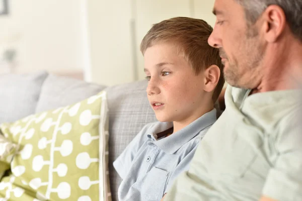 Papa met zoon ontspannen — Stockfoto