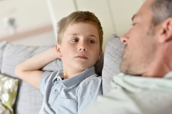 Papai com filho relaxante — Fotografia de Stock