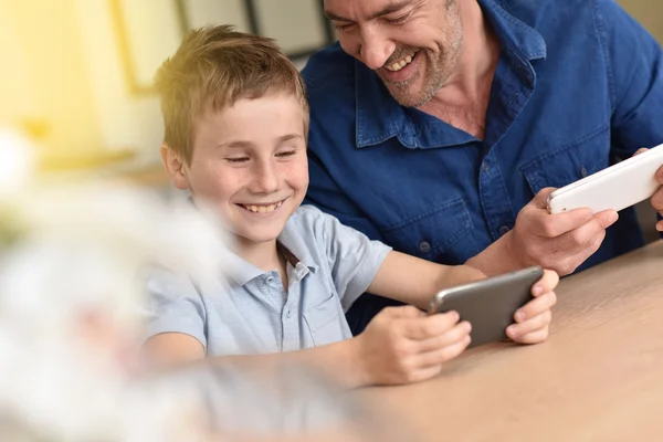 Homem com menino brincando — Fotografia de Stock