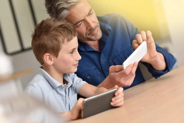 Man met jongen speelt — Stockfoto