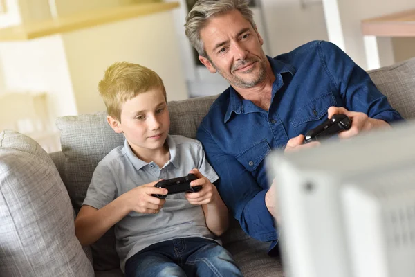 Otec a syn hrají videohry — Stock fotografie