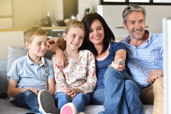 Rodzina czterech oglądania tv — Zdjęcie stockowe