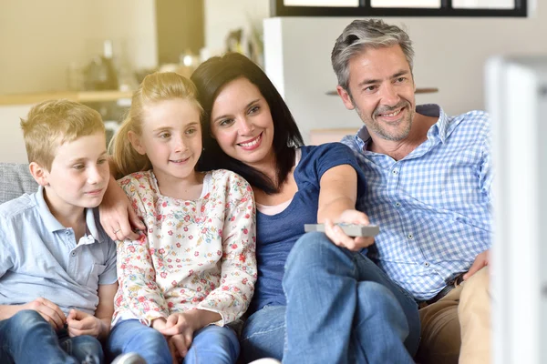 Família de quatro assistindo tv — Fotografia de Stock
