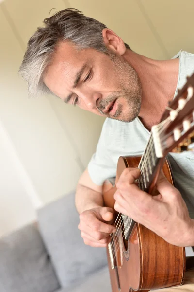 Hombre tocando la guitarra acústica Fotos de stock libres de derechos