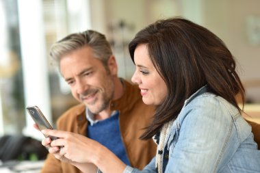 Olgun çift Smartphone kullanarak