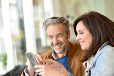 Olgun çift Smartphone kullanarak