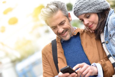 iki smartphone kullanarak şehir içinde