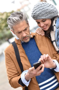 iki smartphone kullanarak şehir içinde