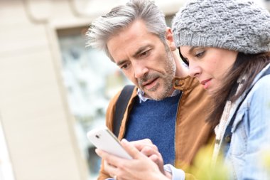 iki smartphone kullanarak şehir içinde