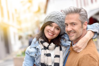 adam holding kız omuz omuza