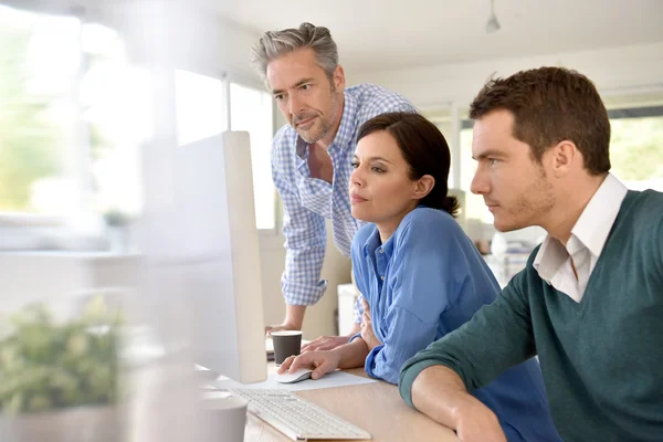 Personas que trabajan en computadora de escritorio — Foto de Stock