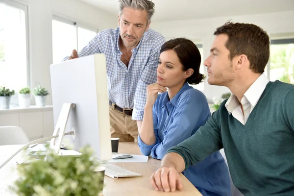 Personnes travaillant sur ordinateur de bureau — Photo