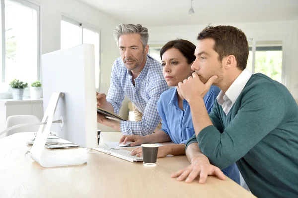 Personnes travaillant sur ordinateur de bureau — Photo