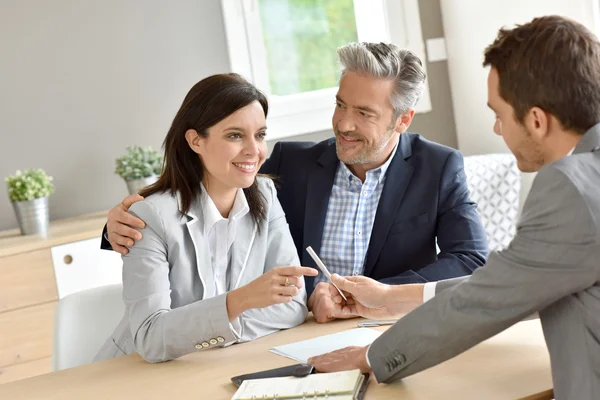 Couple  signing contract — Stock Photo, Image