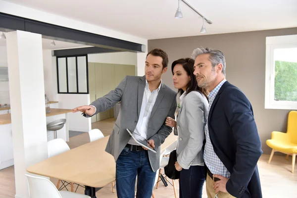 Echtpaar met agent een bezoek aan huis — Stockfoto