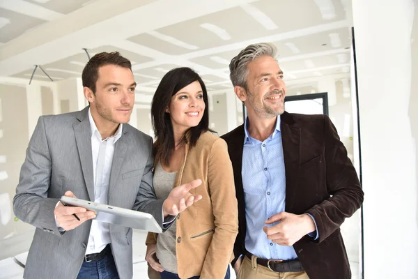 Couple avec maison visiteuse agent immobilier — Photo