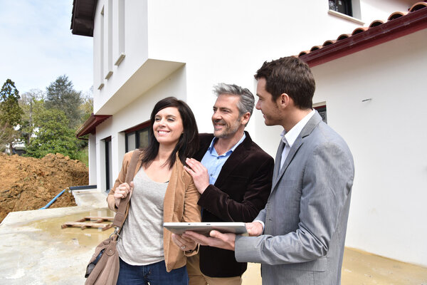 Pareja con agente inmobiliario visitando casa — Foto de Stock