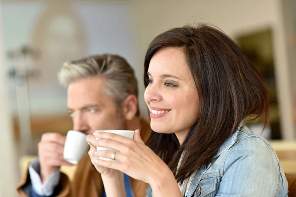 Couple relaxant dans un café — Photo