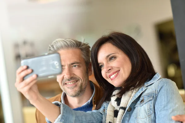 Pareja tomando foto selfie —  Fotos de Stock