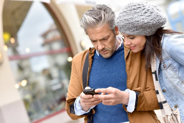 Pareja en la ciudad usando smartphone —  Fotos de Stock