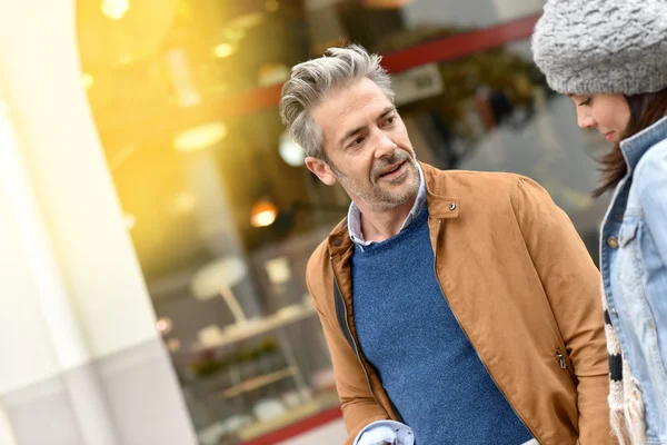 Mature couple in town using smartphone — Stock Photo, Image