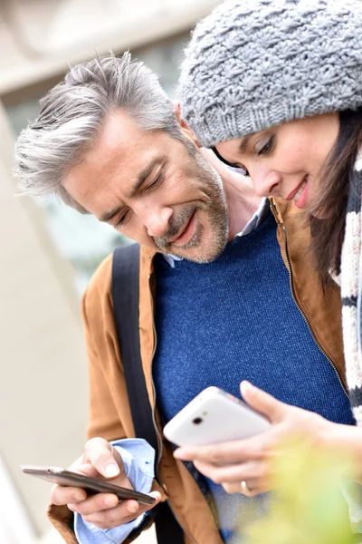 Iki smartphone kullanarak şehir içinde — Stok fotoğraf