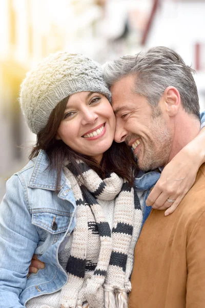 Hombre sosteniendo novia en brazos — Foto de Stock