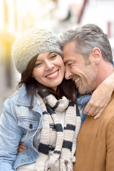 Man holding girlfriend in arms — Stock Photo, Image