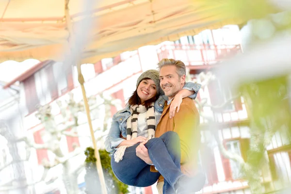 Man holding girlfriend in arms — Stock Photo, Image