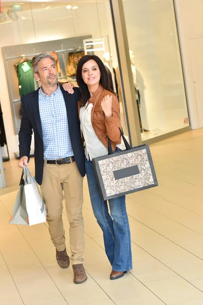 Casal andando no centro comercial — Fotografia de Stock