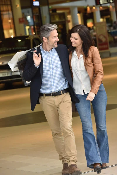 Couple marchant dans le centre commercial — Photo
