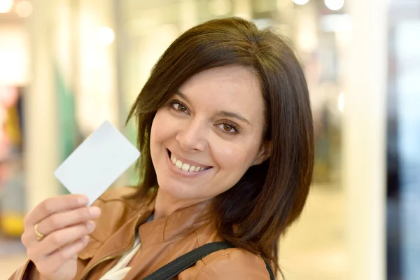 Woman holding card in shopping mall — Stock Photo, Image