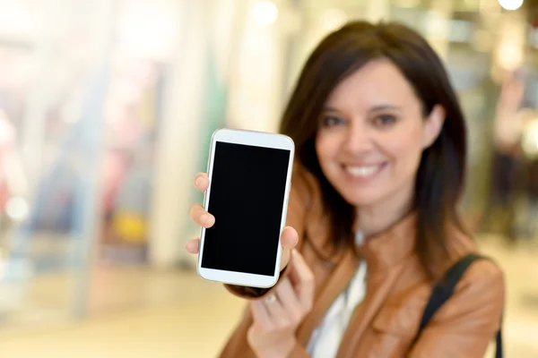 Mujer mostrando smartphone — Foto de Stock