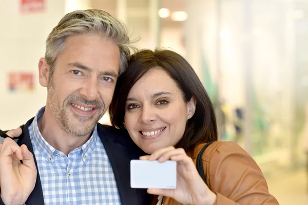 Couple holding card — Stock Photo, Image