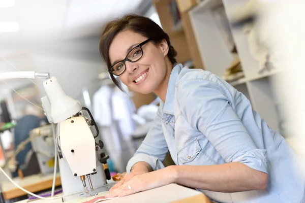 Costurera trabajando en la máquina de coser — Foto de Stock