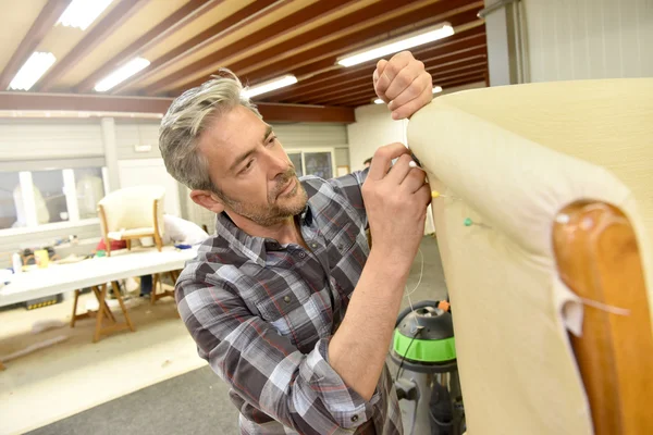 Mann arbeitet in Polsterei — Stockfoto