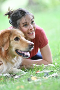 Kadın ile köpek rahatlatıcı 