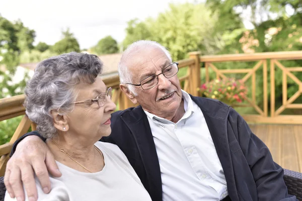 Pareja mayor relajándose — Foto de Stock