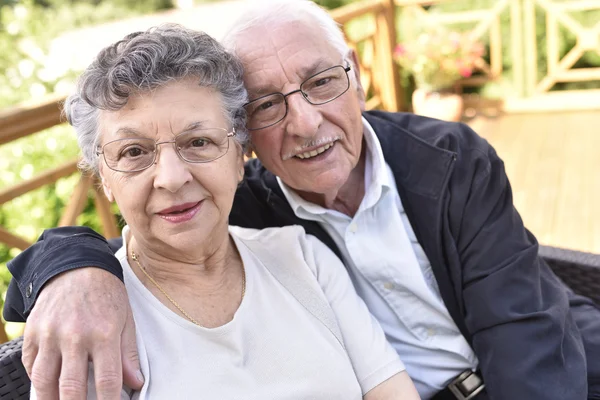 Casal de idosos relaxante — Fotografia de Stock