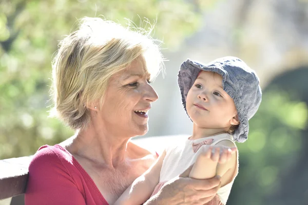 Nagymama holding kislány — Stock Fotó