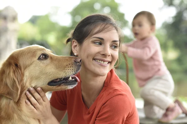 Femme avec chien dans le parc — Photo