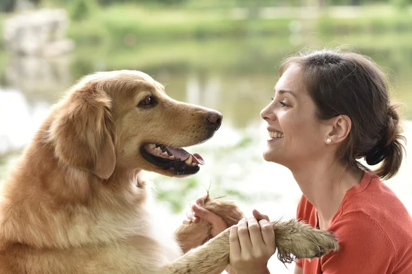 Complicità tra donna e cane — Foto Stock